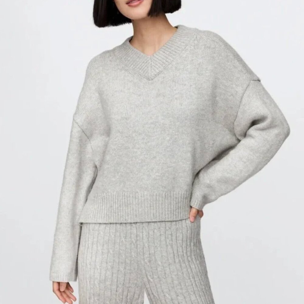 GAP CashSoft Cropped High V-Neck Sweater in Heather Grey